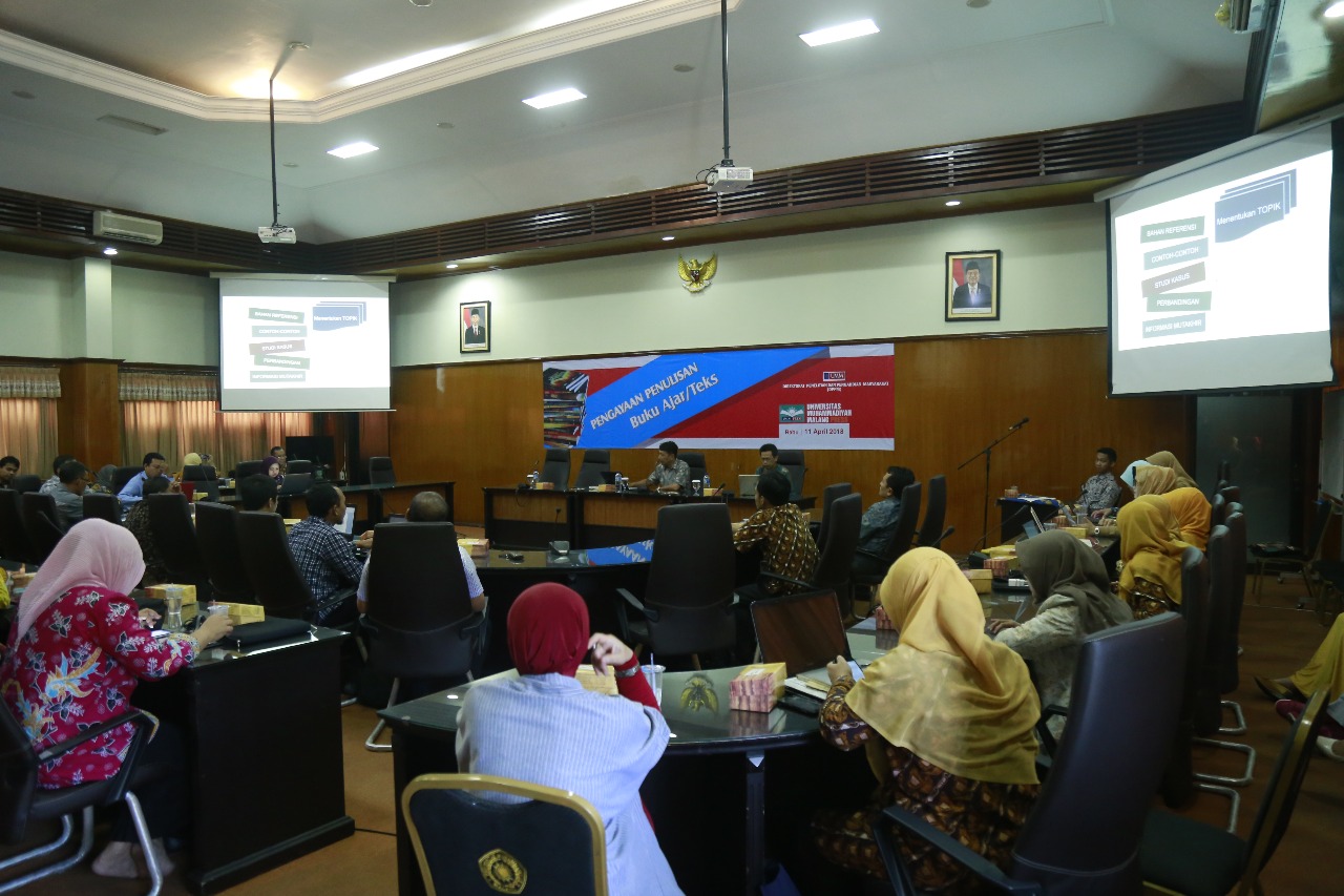 Penyampaian materi pada workshop Pengayaan Penulisan Buku Ajar/Teks dihadiri seluruh dosen UMM, Rabu